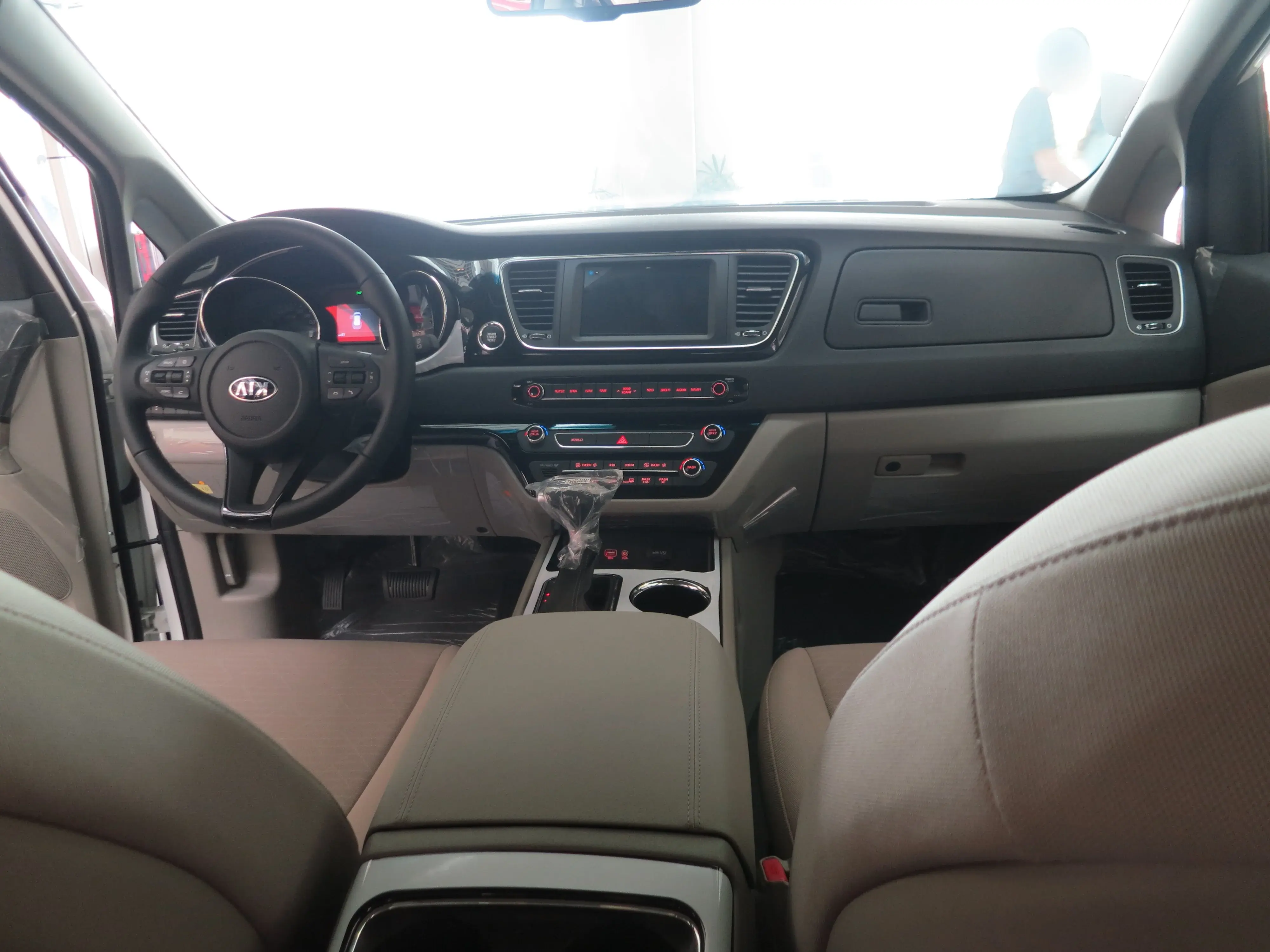 Kia Carnival 2019 interior — leather seats, Wi-Fi, USB charging, ComfortLine transfer